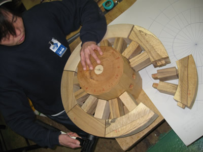 写真1(木地の組立)