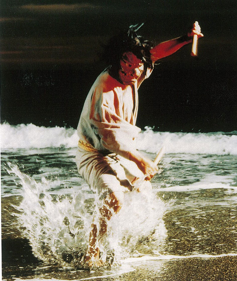 波打ち際で見栄を切る 池田庄作氏